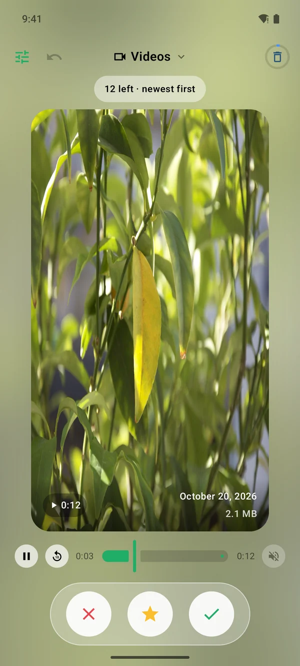 Wischy for Android: video playing right on the card, with a scrubber