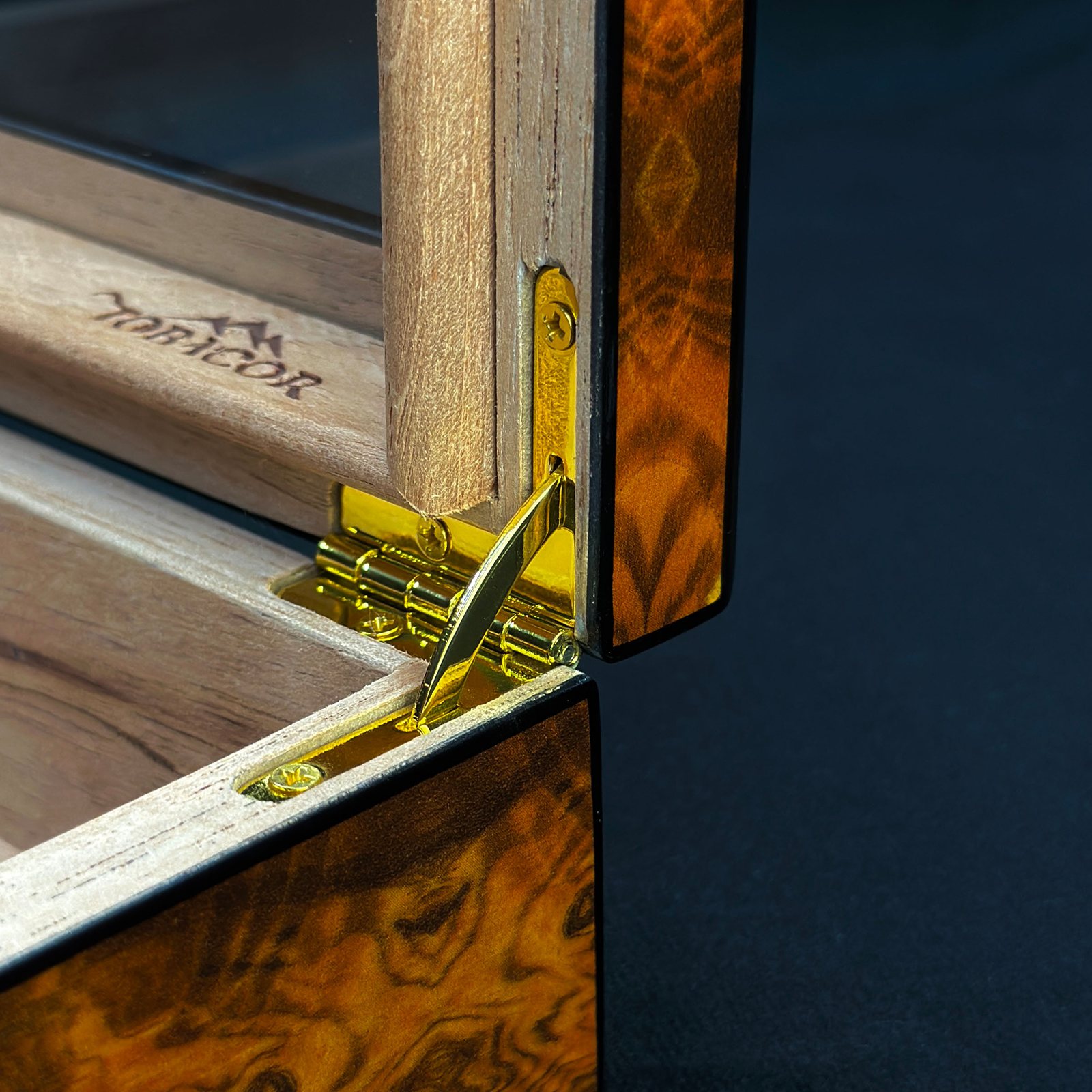 Goldenes Scharnier Detail